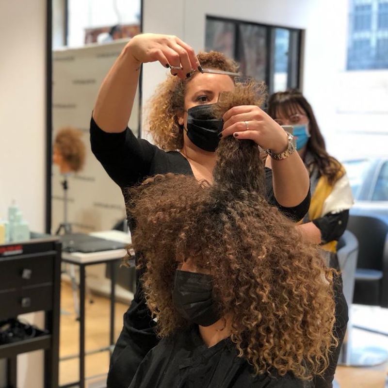Les techniques pour couper les cheveux bouclés à frisés Paris
